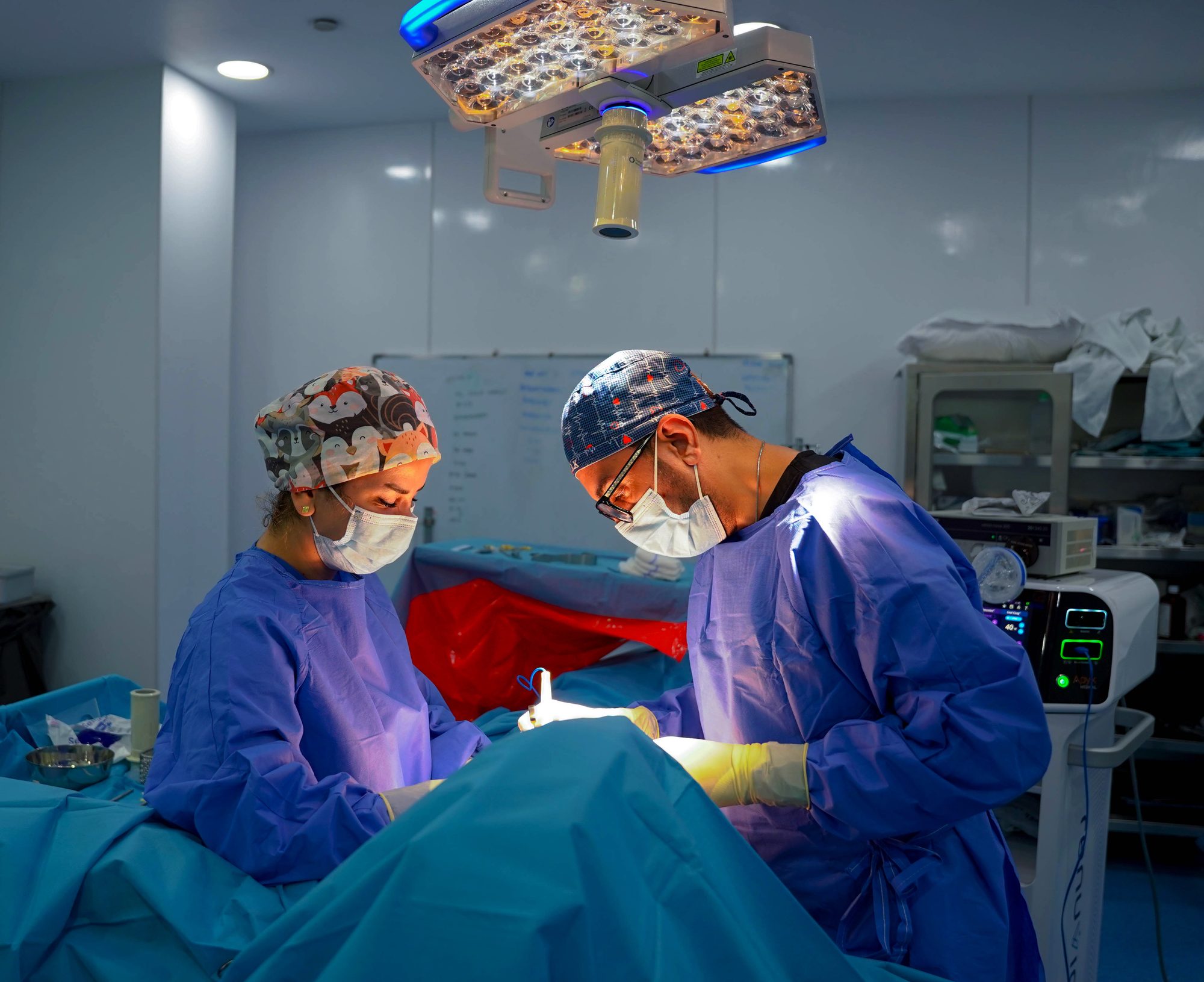 فريق جراحة التجميل داخل غرفة العمليات
